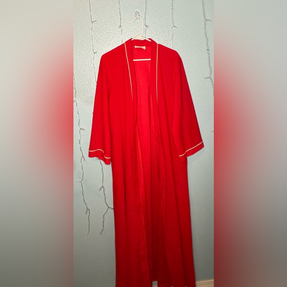 43. VTG Red Vanity Fair Robe- call out- cut in fabric